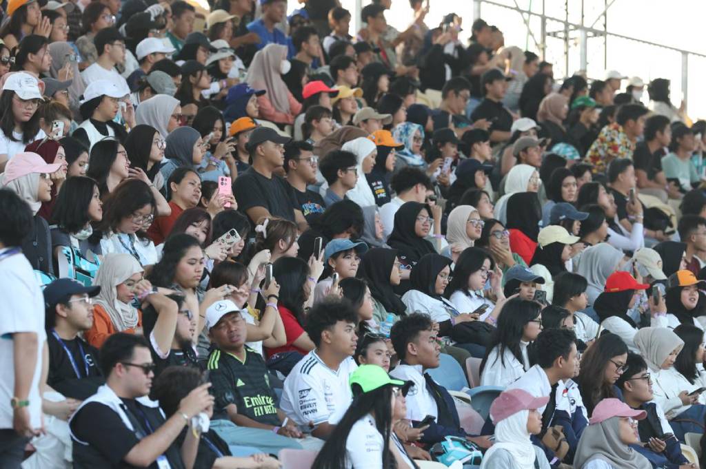 Heboh! Penonton Ramai Saksikan FP1 Formula E Jakarta, Insiden di Tikungan 7 Bikin Bendera Merah