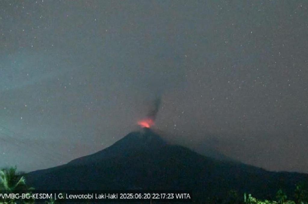 Tengah Malam Gunung Lewotobi Laki-laki Meletus, Muntahkan Kolom Abu 1.000 Meter
