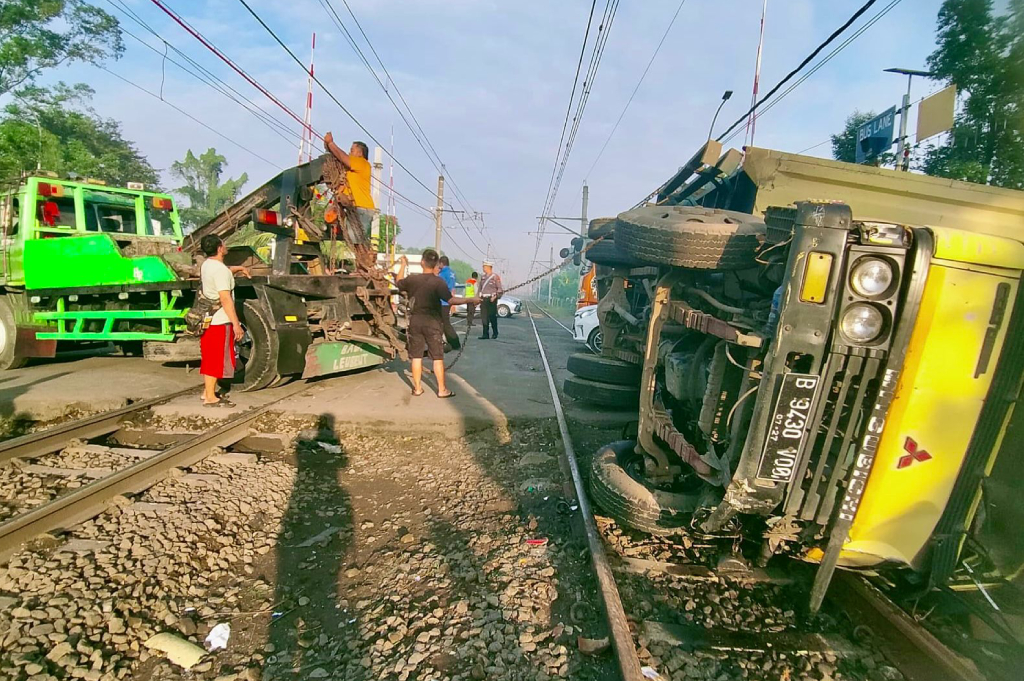 Fakta-Fakta Temperan Kereta vs Truk di Tanah Tinggi Tangerang: 2 Pemotor Terluka, 9 Perjalanan KRL Terganggu