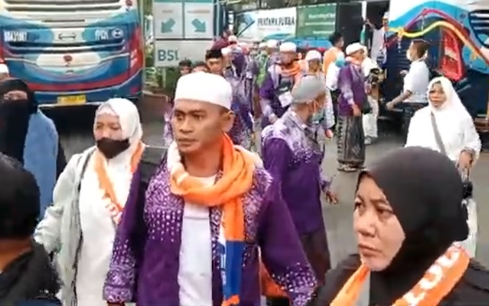 Jemaah Haji Kloter 33 Tiba di Surabaya usai Ancaman Bom Pesawat Saudia Airlines