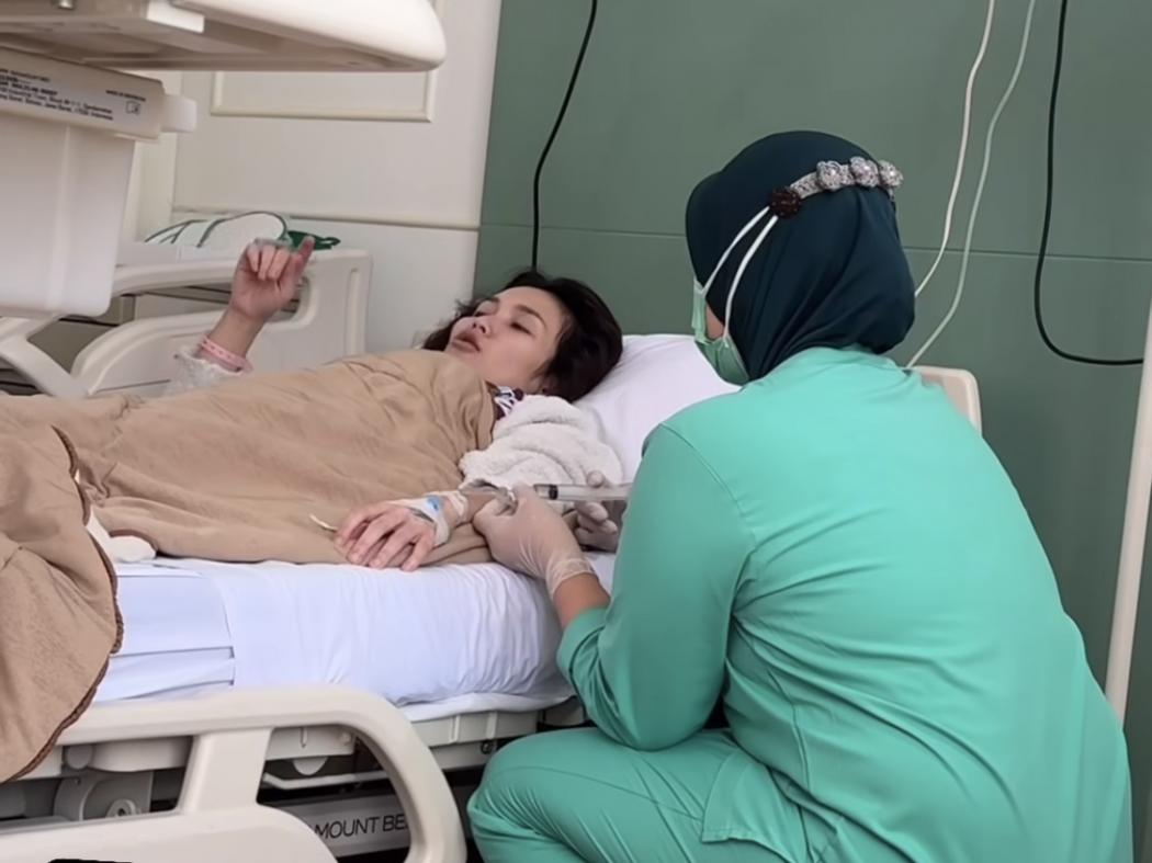 Iis Dahlia Duga Ayu Ting Ting Dirawat di RS gegara Rayakan Ultah Berhari-hari 