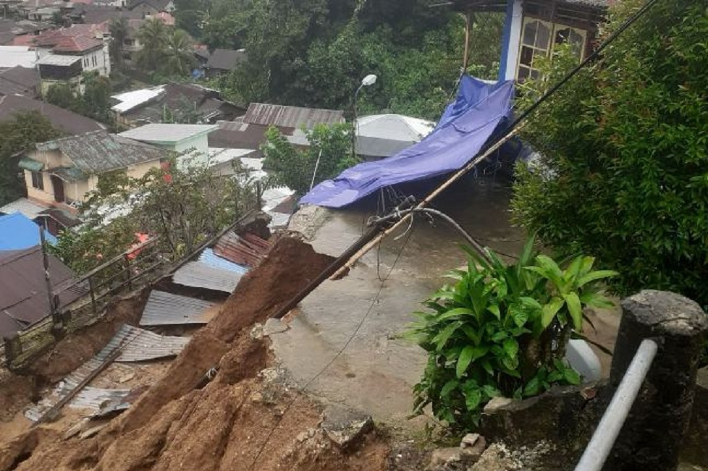 Tanah Longsor Terjang Ambon, 1 Orang Tewas dan Puluhan Rumah Terancam