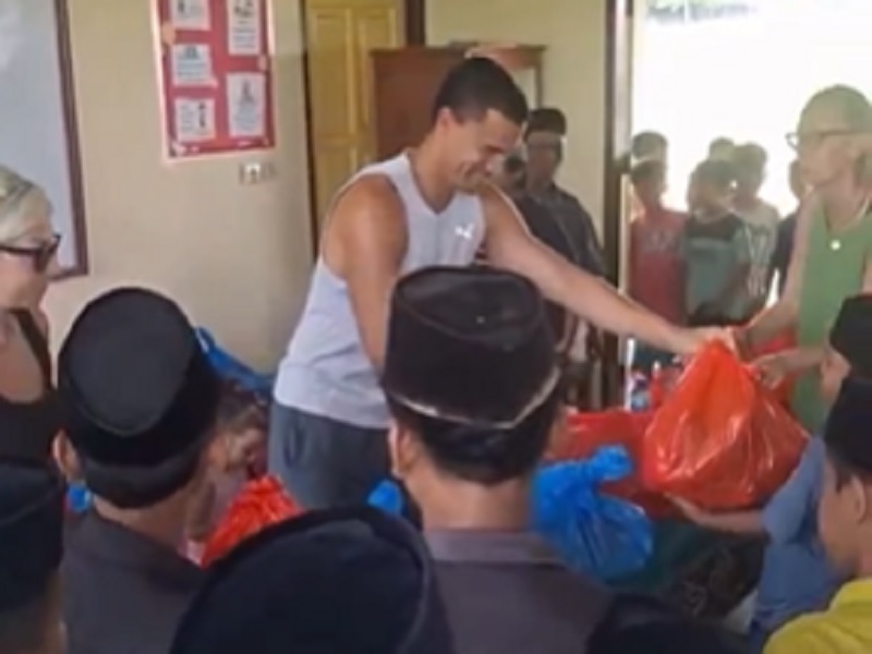 Emil Audero Gemparkan Lombok! Main Bola Pakai Sandal, Bagi-Bagi Sembako