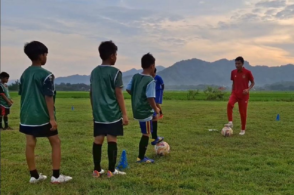 Kisah Evan Dimas Menepi ke Desa, Tinggalkan Stadion Kini Latih Anak-anak di Lapangan Sawah