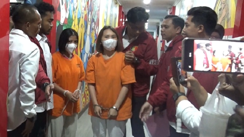 Majikan di Batam Penganiaya ART Ditangkap, Gunakan Baju Tahanan Tangan Diborgol