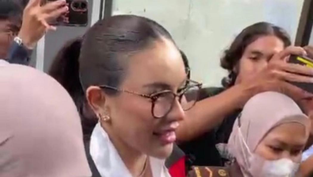 Nikita Mirzani Ditegur Hakim Ngobrol di Tengah Sidang Kasus Pemerasan pada Reza Gladys