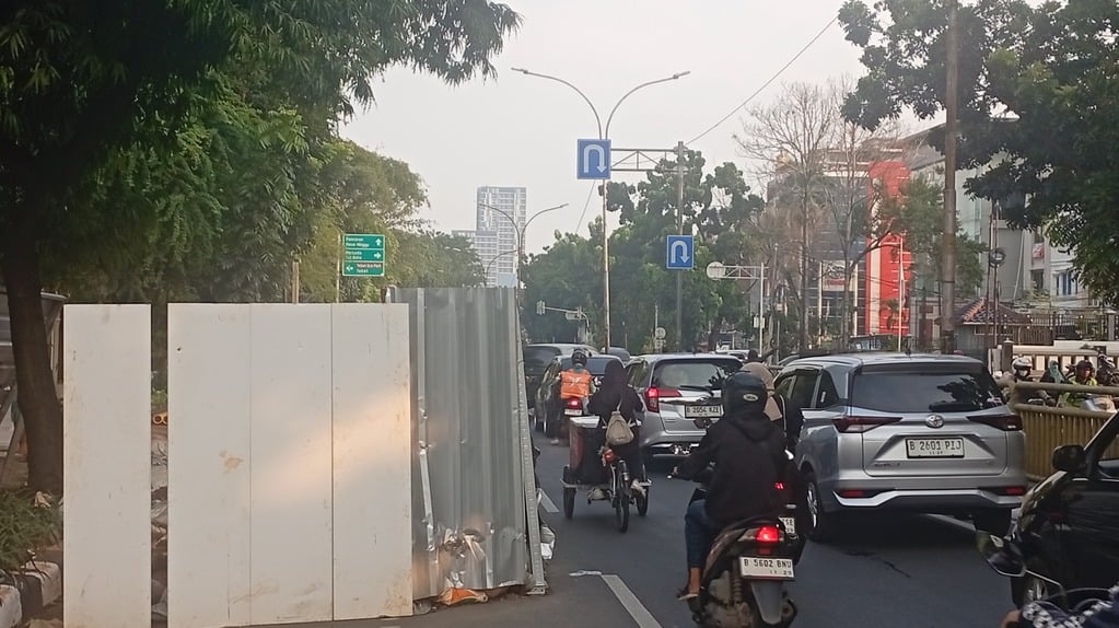 Tebet Arah Pancoran Macet Parah gegara Galian, Jalan Hanya Tersisa 1 Lajur