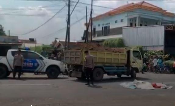 Kecelakaan Beruntun 2 Motor dan Truk di Tulungagung, Emak-Emak Tewas Mengenaskan