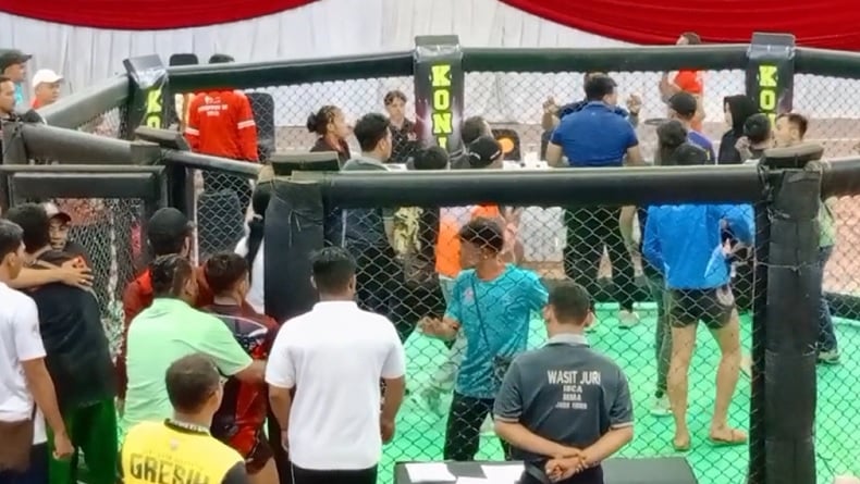Laga Final MMA Putri Bangkalan Vs Malang Ricuh, Official Nyerbu Masuk Arena