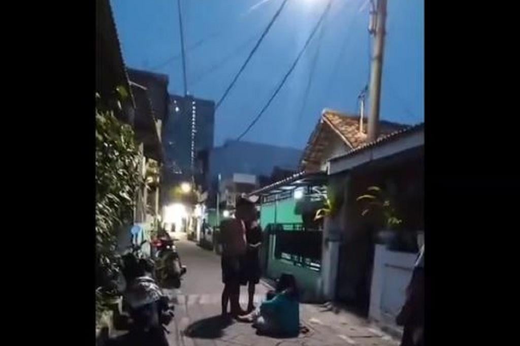Viral! Istri Peluk Anak di Surabaya Jadi Korban KDRT Suami di Depan Rumah hingga Lebam