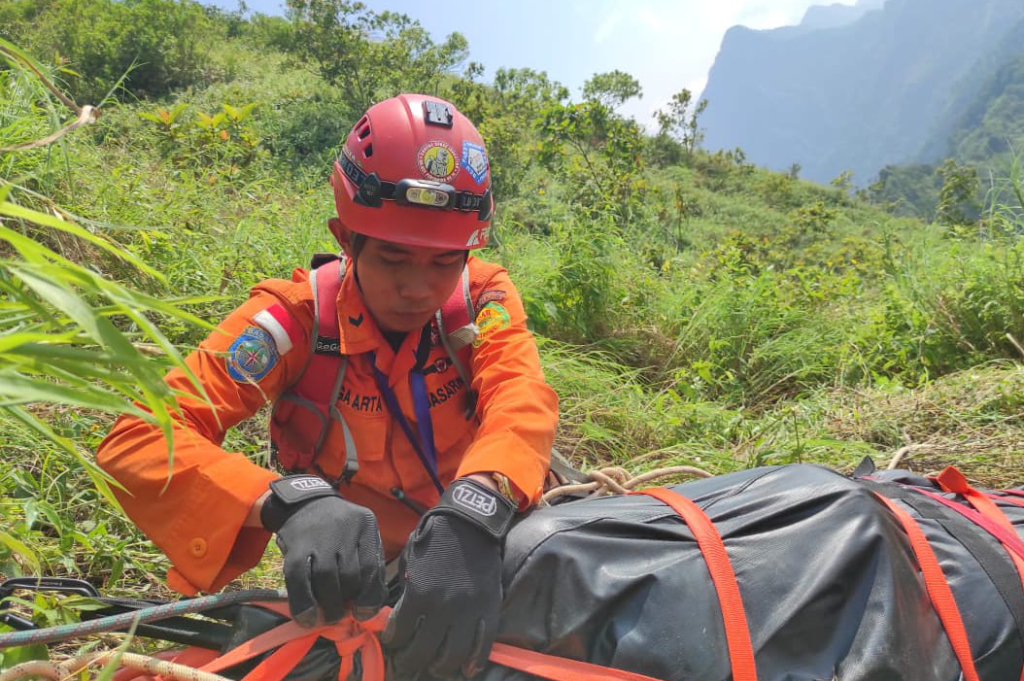 Jasad Pendaki Asal Brasil Julian Marins Dievakuasi dengan Tandu dari Kedalaman 600 Meter, Ini Proses Dramatisnya