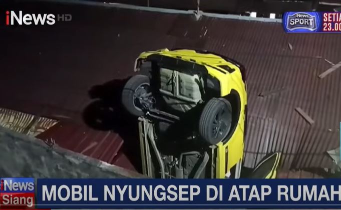 Viral Kecelakaan Mobil Raize Nyungsep di Atap Rumah Warga Balikpapan