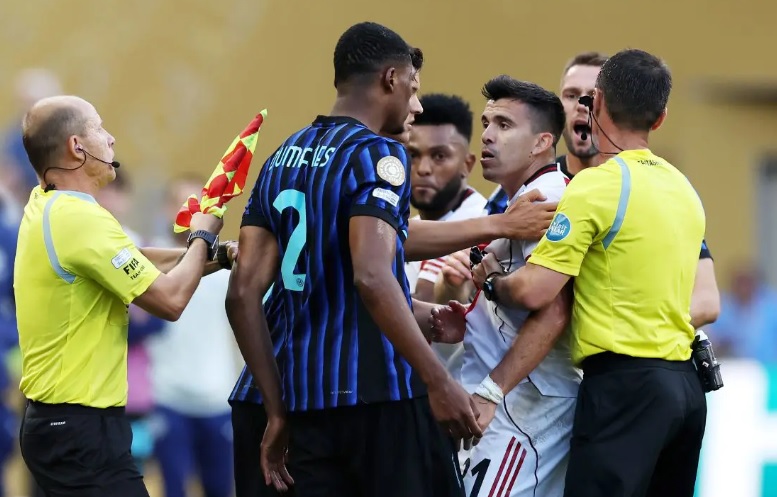 Dumfries dan Acuna Nyaris Adu Jotos saat Inter Milan Vs River Plate, Ada Masalah Apa?
