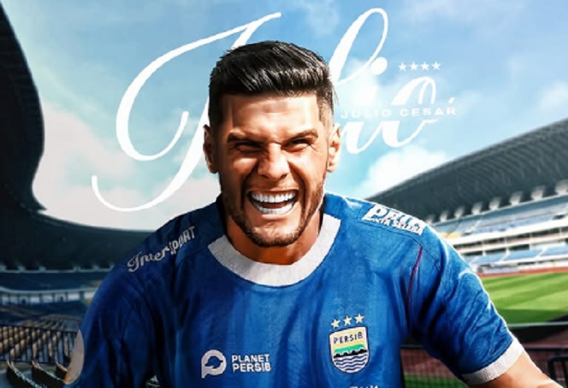 Resmi Gabung Persib, Julio Cesar Takjub Wajahnya Mejeng di Koran