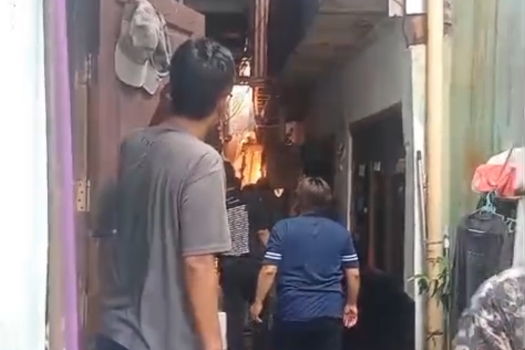 Kebakaran Permukiman Padat Penduduk di Senen, 72 Personel Damkar Turun Tangan