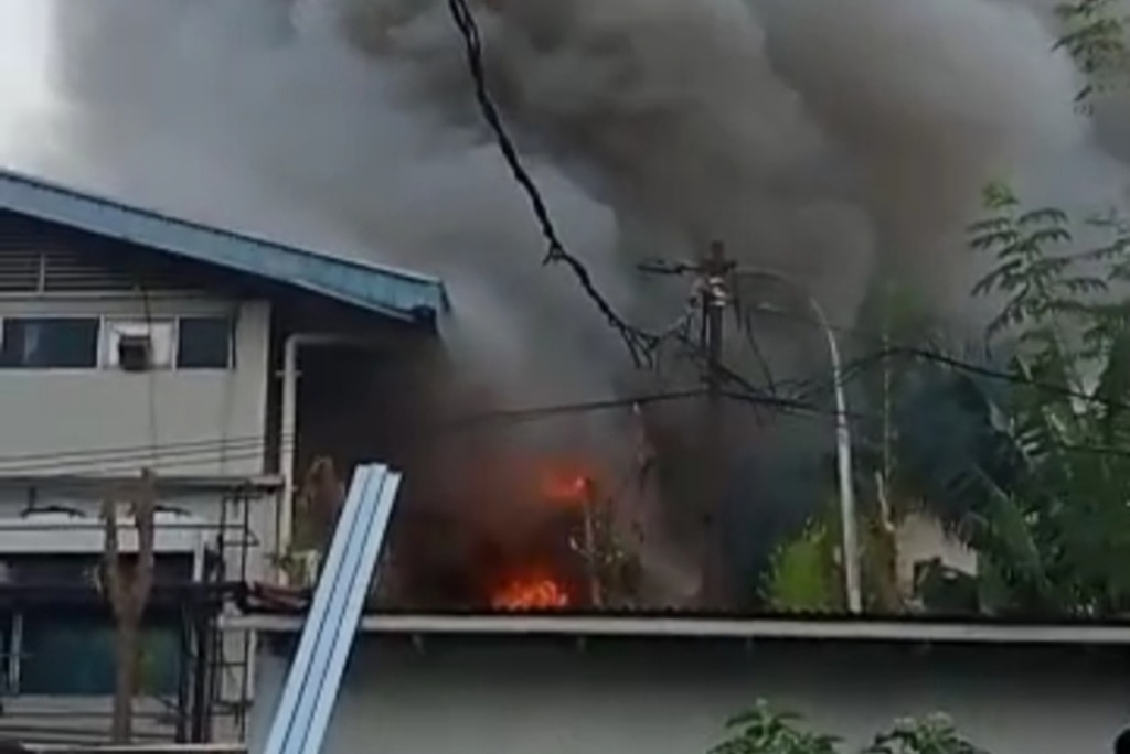 Kebakaran Pabrik HokBen di Ciracas Jaktim, Api Diduga dari Percikan Las