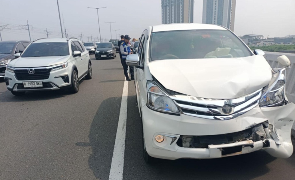 Kecelakaan Beruntun 4 Kendaraan di Tol MBZ, Dipicu Mobil Rem Mendadak