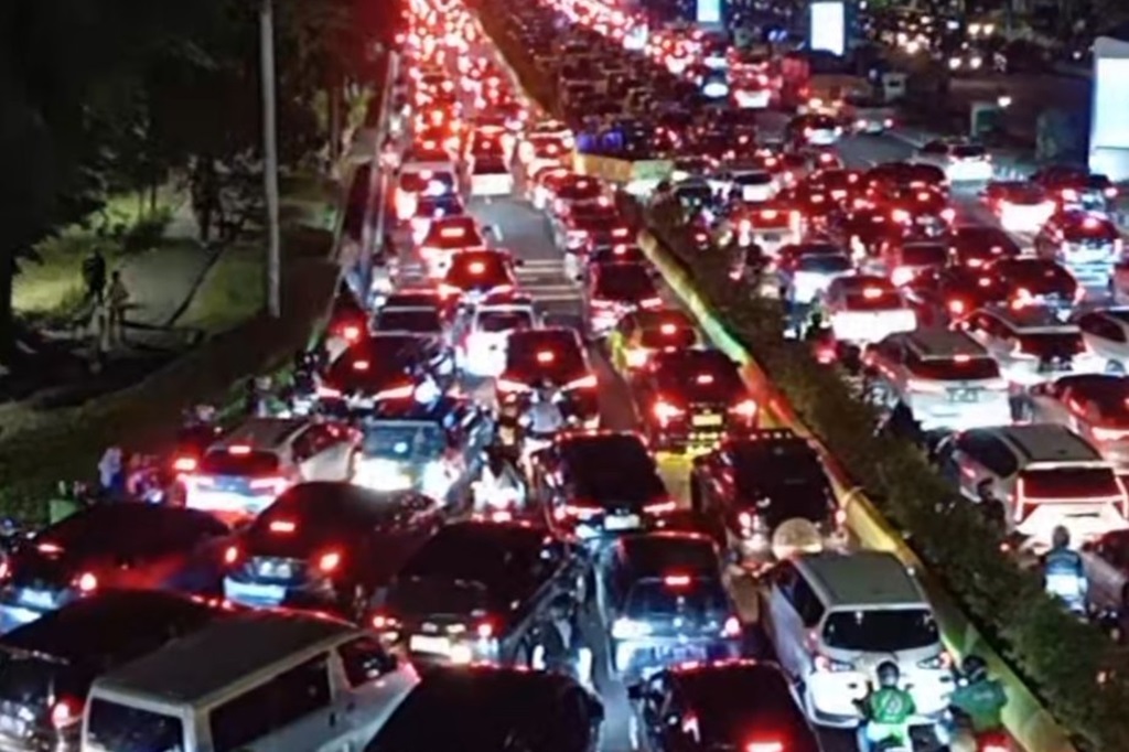 Macet Parah di Dekat PRJ Kemayoran Malam Ini, Antrean Kendaraan Mengular