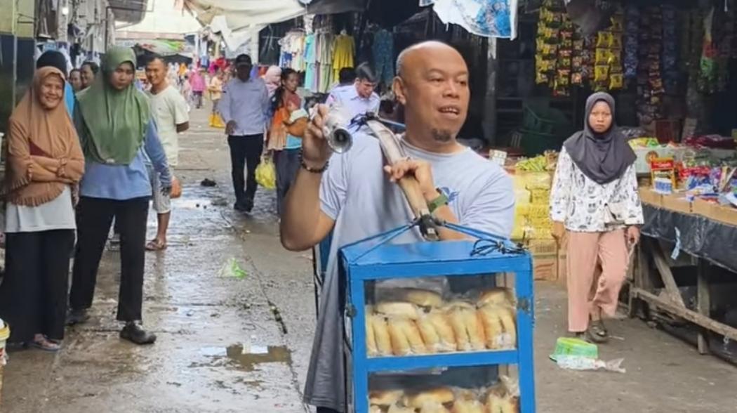 Apa Kabar Edwin Super Bejo? Presenter Kondang Era 1990-an Viral Jual Roti Pikul