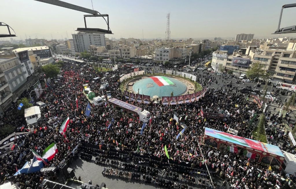 Iran Gelar Upacara Pemakaman Kenegaraan Terbesar, Jenazah 60 Perwira hingga Warga Diarak