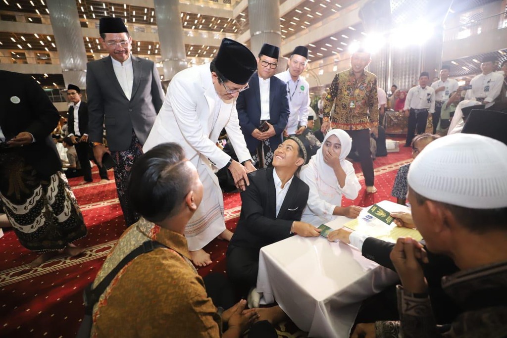 100 Pasangan Ikuti Nikah Massal di Masjid Istiqlal, Ada yang Berusia 64 Tahun!