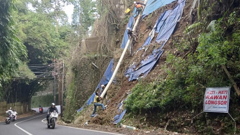 Tebing Rawan Longsor, Pengendara Melintas di Jalan Kolonel Masturi Lembang Diminta Waspada