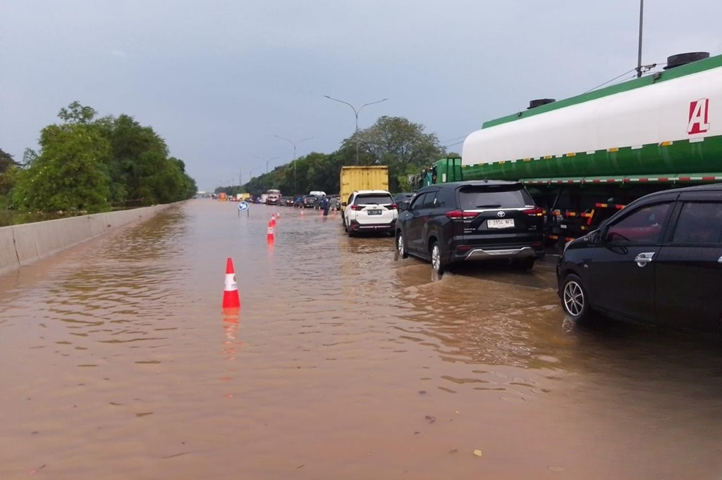 Tol Jakarta-Tangerang Banjir, Imbas Luapan Kali Sabi usai Hujan Deras 