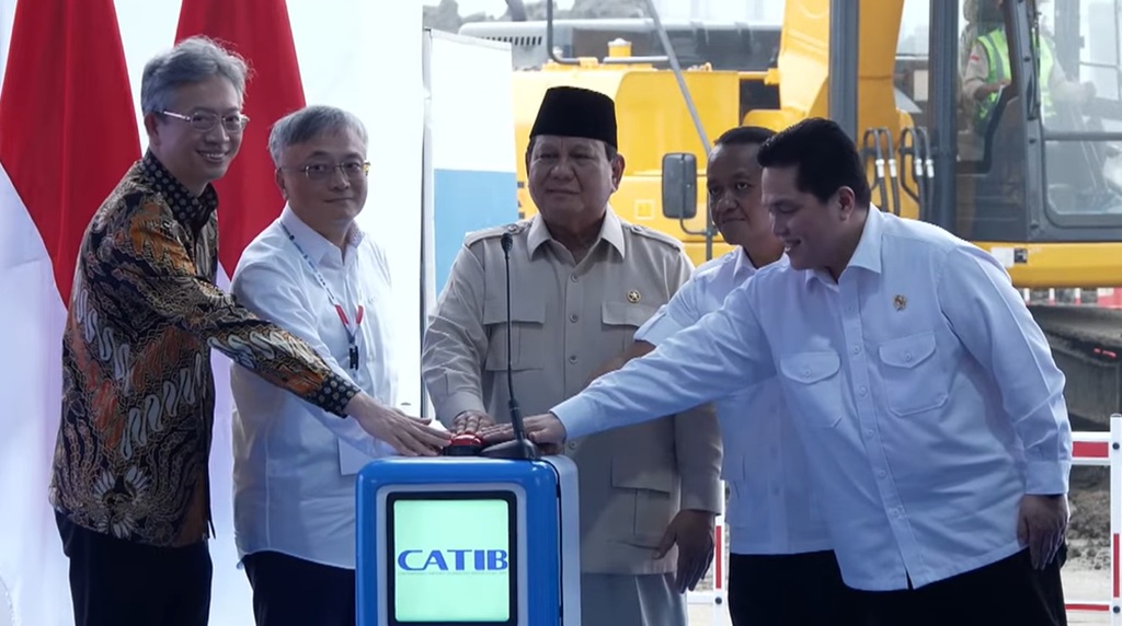 Prabowo Resmikan Proyek Ekosistem Baterai Kendaraan Listrik Senilai Rp95,60 Triliun