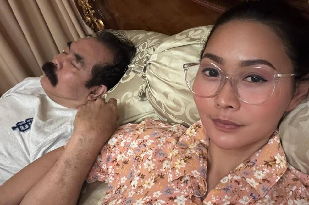 Suami Dikabarkan Meninggal, Inul Daratista Posting Tidur Bareng Adam di Rumah 