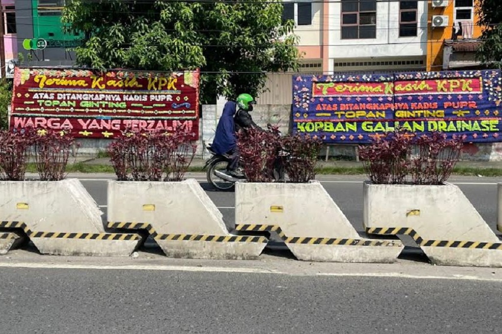 Topan Ginting Ditangkap, Papan Bunga Ucapan Terima Kasih untuk KPK Membanjiri Medan