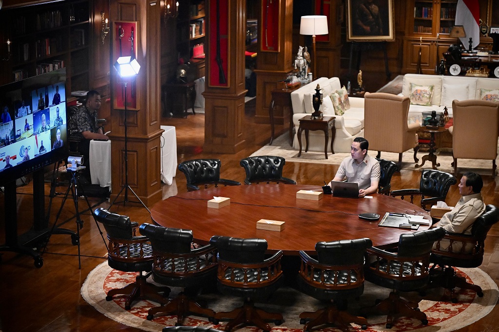 Prabowo Rapat dengan Dirut Dirgantara-Pindad usai Resmikan Pabrik Baterai EV, Bahas Apa?