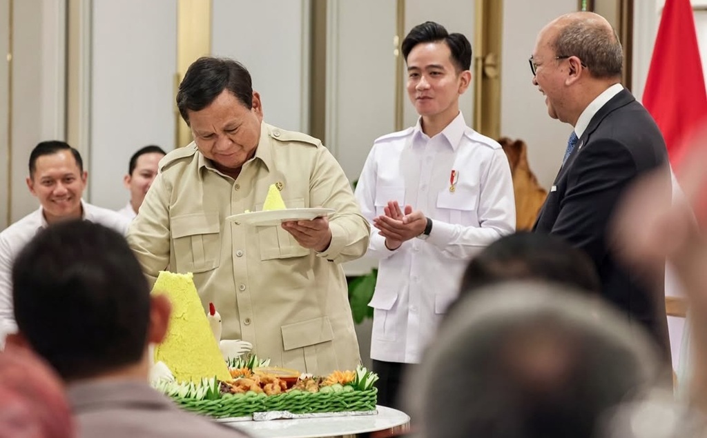 Prabowo Potong Tumpeng saat Resmikan Kantor Danantara, Didampingi Gibran dan Rosan