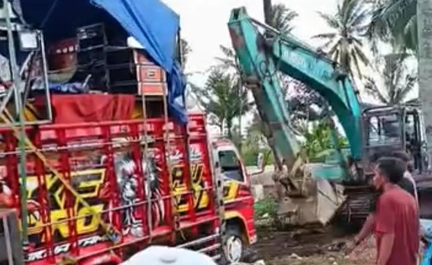 Viral Belasan Truk Angkut Sound Horeg Terjebak Lumpur di Malang