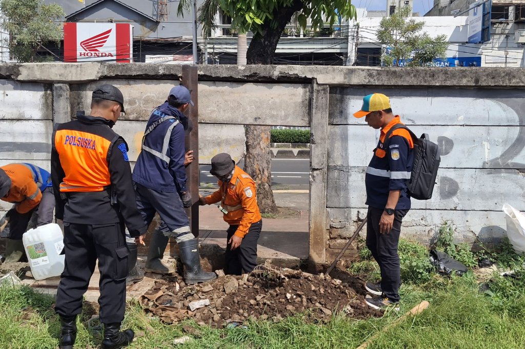 7 Bahaya Mengintai di Jalur Rel Jatinegara–Klender yang Sering Dijebol Oknum Warga
