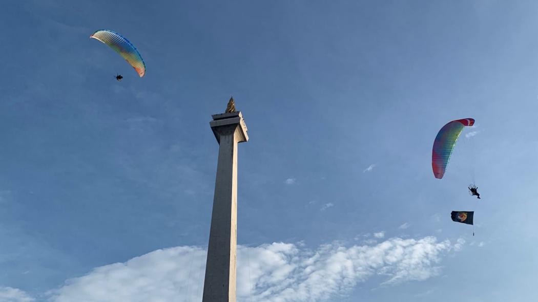 Pasukan Paralayang Hiasi Langit Monas di HUT ke-79 Bhayangkara