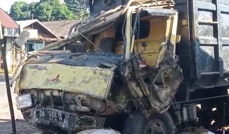 Kecelakaan Dump Truk Seruduk 3 Bangunan di Tanah Laut, 2 Luka-Luka