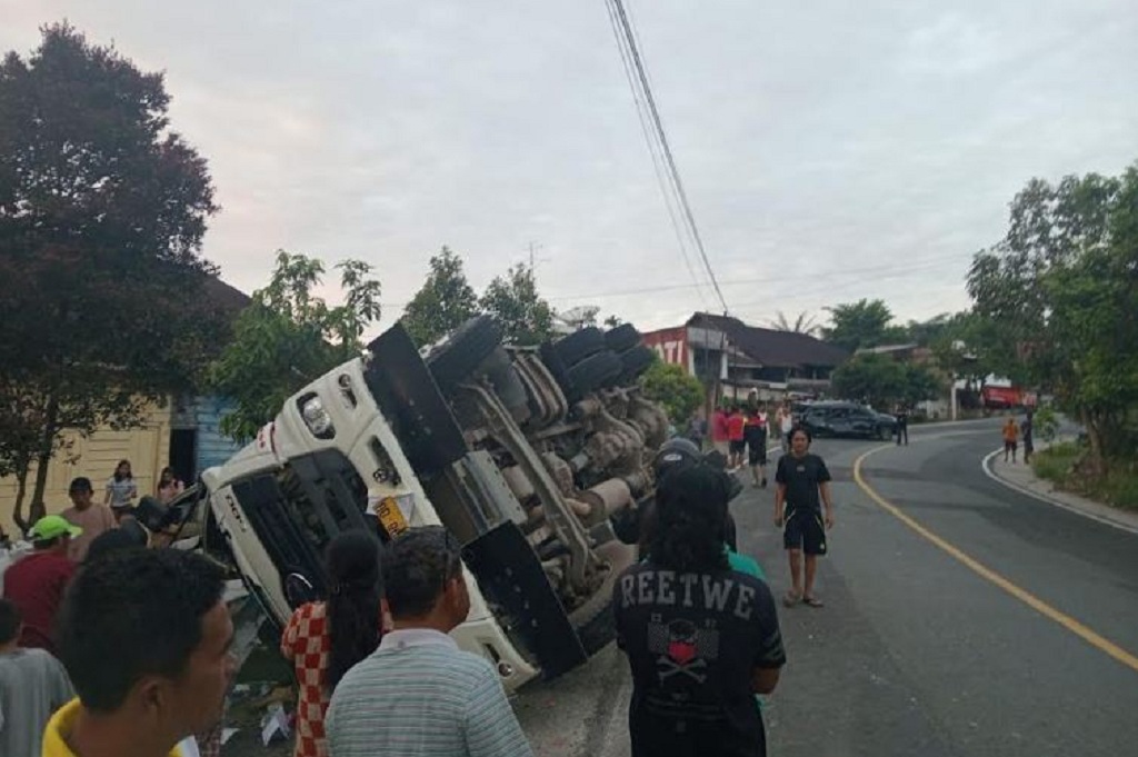 Kecelakaan Maut Truk Tabrak Avanza di Jalur Pematangsiantar-Parapat, 1 Orang Tewas