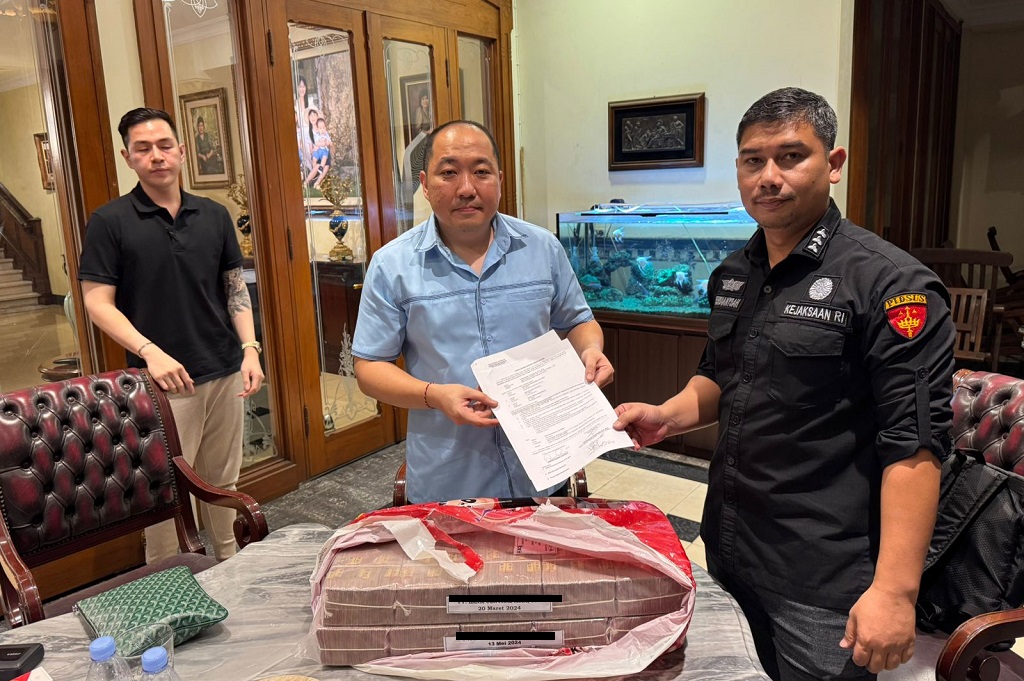 Penampakan Uang Rp2 Miliar Disita dari Rumah Dirut Sritex Iwan Kurniawan