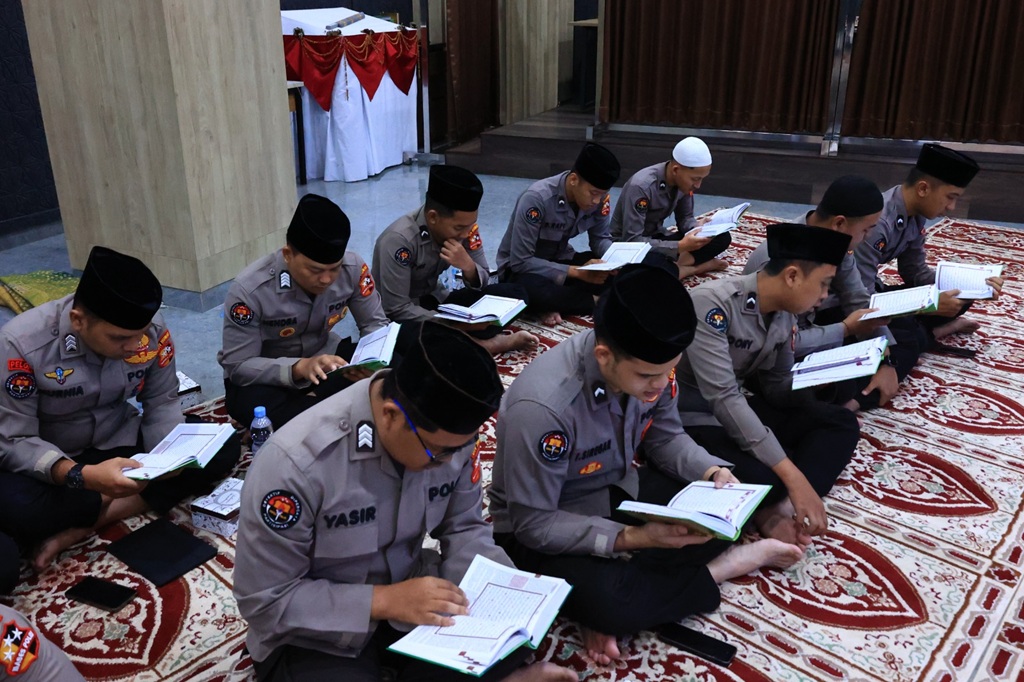 Divisi Humas Polri Gelar Khatam Al-Qur'an 79 Kali pada Puncak Peringatan Hari Bhayangkara