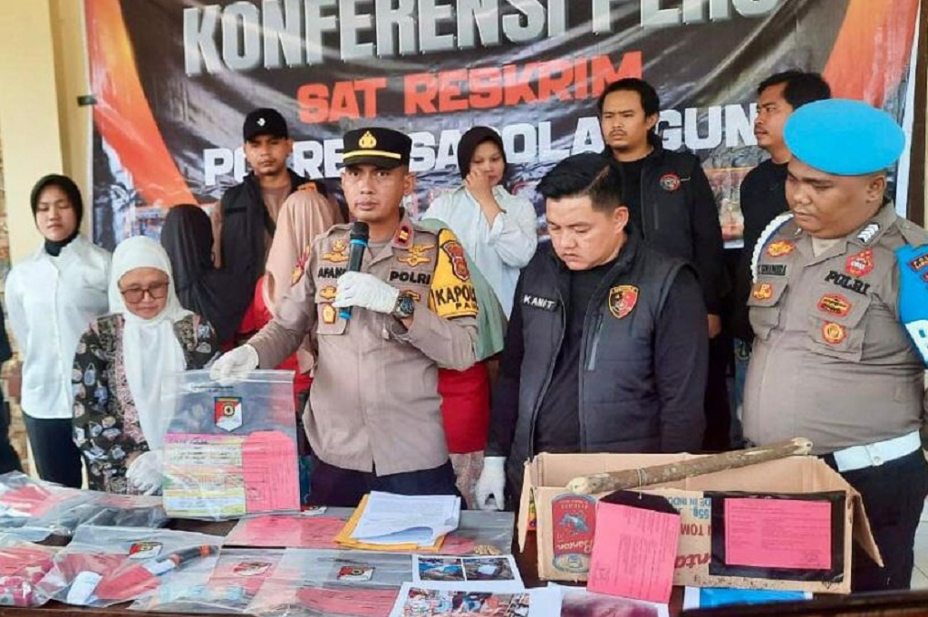 Aksi Sadis Pasutri Rampok Warung di Jambi, Bacok Korban hingga Gasak Emas Puluhan Juta
