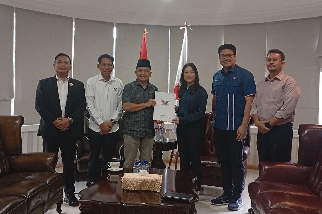 Ketum Perindo Angela Tanoesoedibjo Serahkan SK Dukungan ke Cabup-Cawabup Bangka ARUS