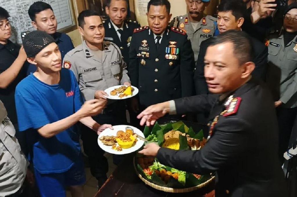 Berkah Hari Bhayangkara, 99 Tahanan Dapat Bingkisan Makanan dari Kapolrestabes Bandung
