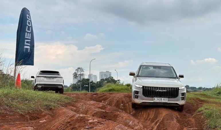 Bakal Melantai di GIIAS 2025, Mobil Jaecoo J7 Dijajal di Medan Berlumpur