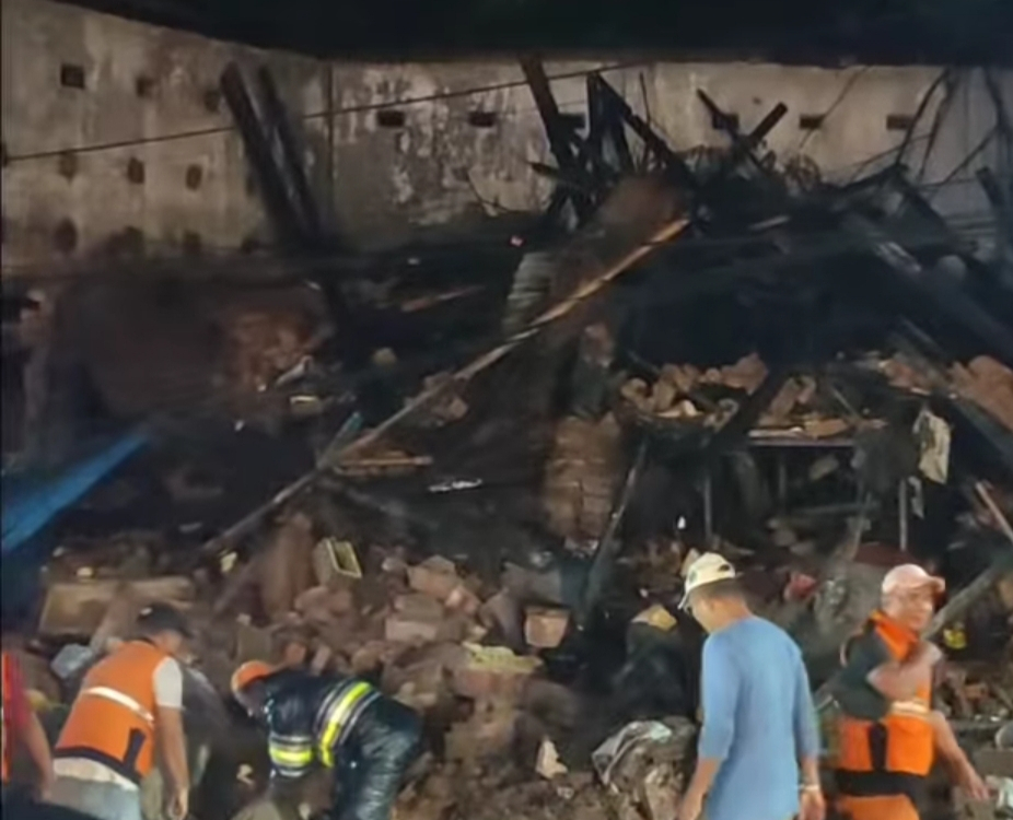 Bangunan Bekas Pabrik Roti di Tebet Ambruk gegara Hujan Deras