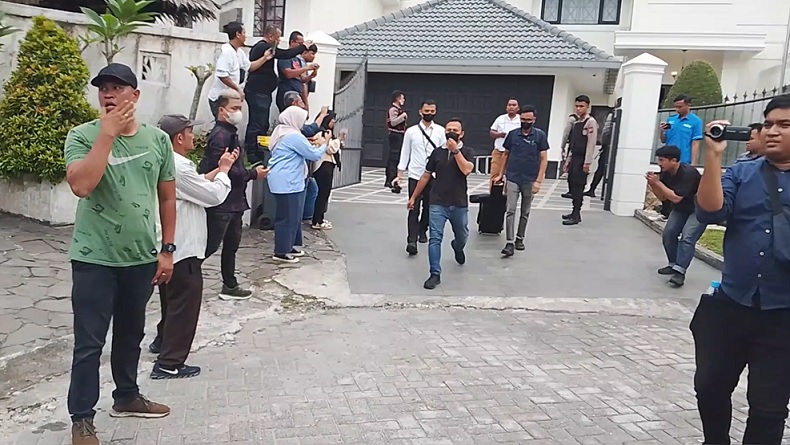 KPK Geledah Rumah Orang Dekat Bobby Nasution, Dokumen 3 Koper Disita