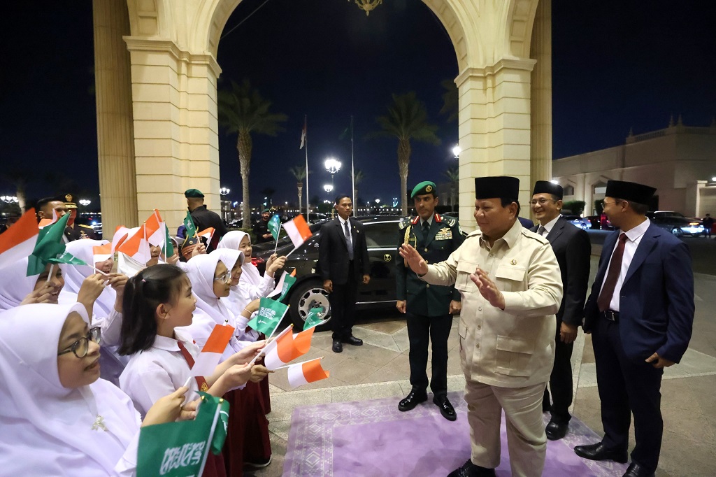 Momen Prabowo Disambut Meriah Anak-anak Indonesia di Jeddah Arab Saudi