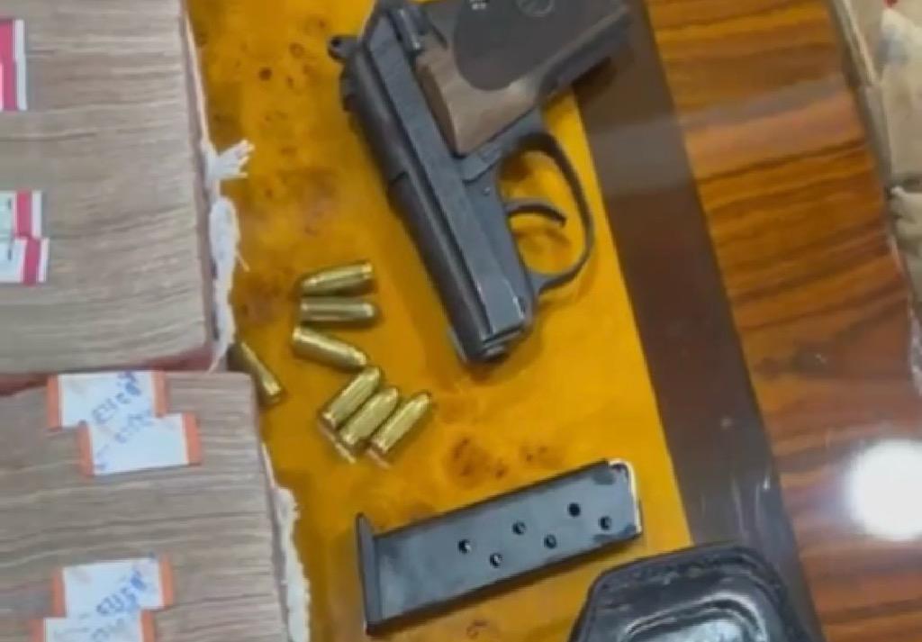 Foto-Foto Penampakan Uang Rp2,8 Miliar dan Pistol yang Disita KPK dari Rumah Kadis PUPR Sumut
