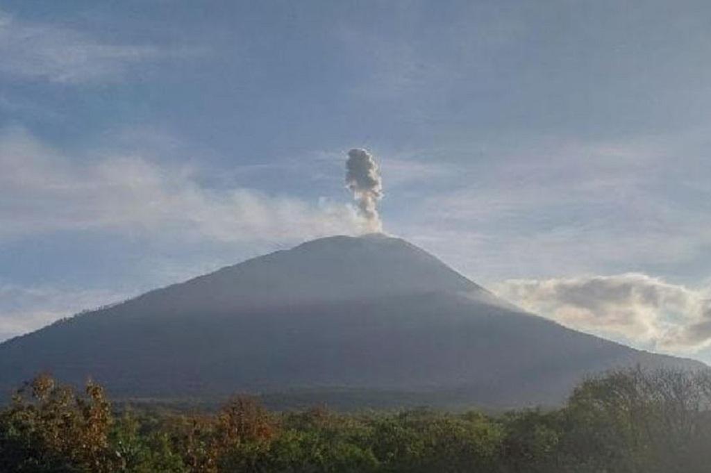 Gunung Ile Lewotolok di NTT Erupsi, Luncurkan Lava Pijar Sejauh 1,5 Km