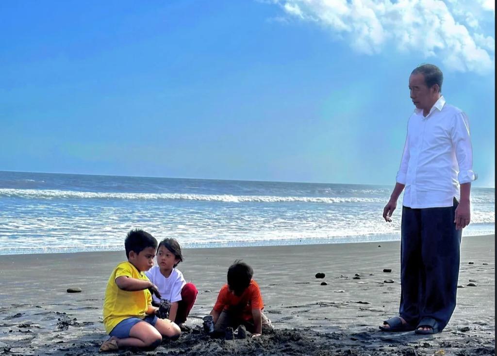Kondisi Terkini Jokowi usai Sakit Alergi, Main Bersama Cucu di Pantai