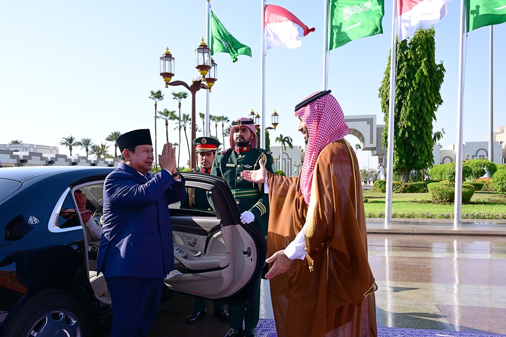 Momen Hangat Presiden Prabowo Disambut Pangeran MBS di Istana Al-Salam Jeddah